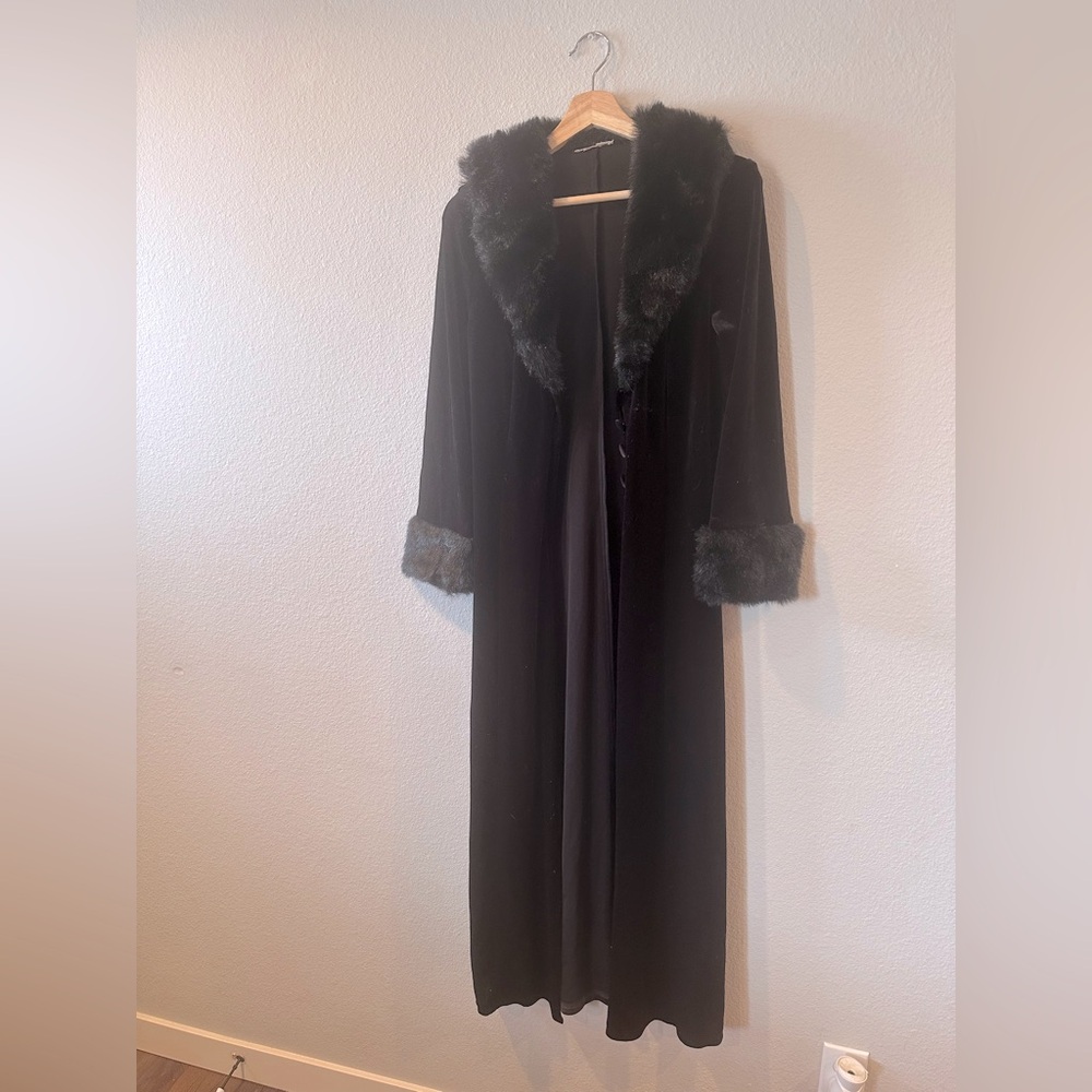 💎Vintage Black velvet duster W faux Fur💎